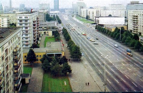 DDR, Berlin, Karl Marx Allee. Avenue Karl Marx, Berlin-Est, RDA. Karl Marx avenue, Berlin ...