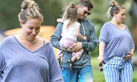 Pregnant Haylie Duff shows off baby bump in Hawaii | Daily Mail Online