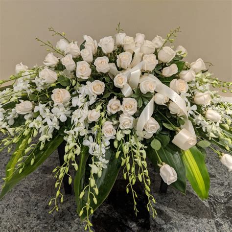 Casket Sprays - Lily's Florist