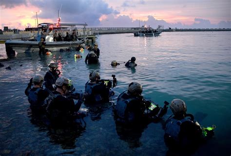 Members assigned to Naval Special Warfare Group 2 conduct military dive ...