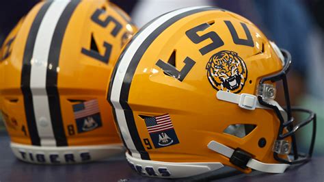 LSU players 'can't breathe' in full-face helmet shields | Sporting News ...