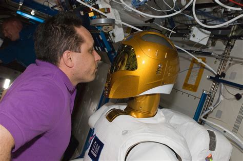 NASA Recalls Robonaut for Repairs - autoevolution