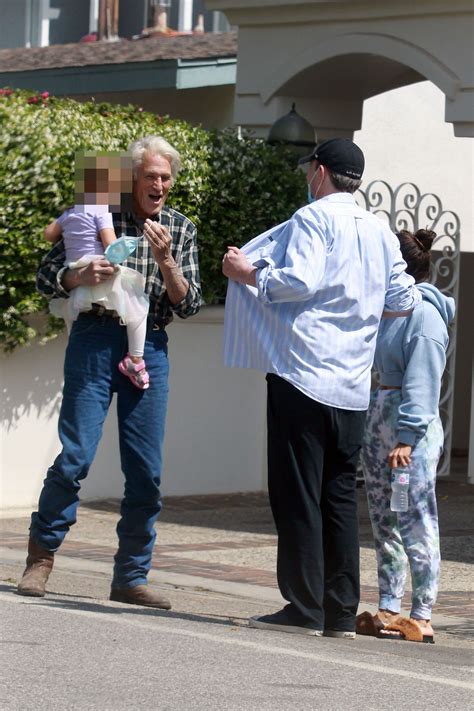 Matthew Perry dons face mask as he spends time with father John, 79 ...