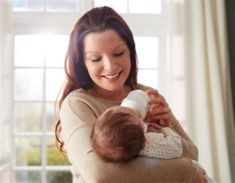 1 Month Old Feeding Schedule: When To Feed Your Baby - Mustela USA