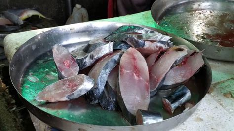 Anjal fish cutting in Fish Market Bangalore 🐟 - YouTube