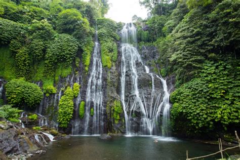 7 Air Terjun Terindah di Indonesia yang Wajib Kamu Kunjungi | BukaReview