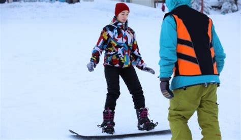 How to Become a Snowboard Instructor (4 Steps + FAQs)