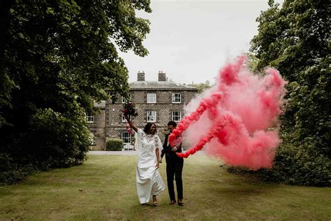 20 Colorful Smoke Bomb Inspiration for Your Wedding Portraits