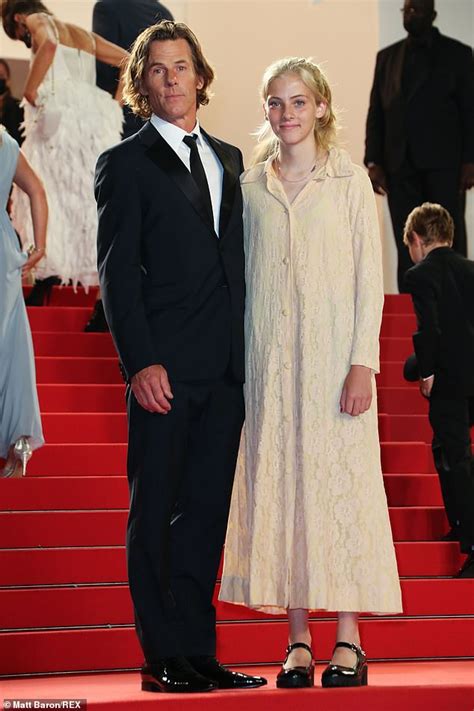 Julia Roberts' daughter Hazel makes red carpet debut with dad Daniel ...