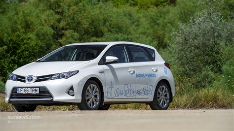 TOYOTA Auris Hybrid Review - autoevolution