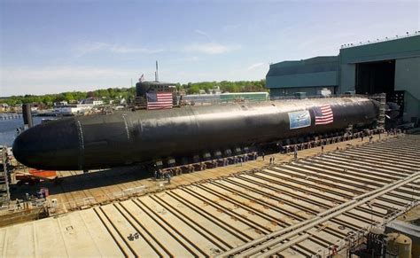 040604-O-0000C-001 Groton, Conn. (June 4, 2004) – General Dynamics Electric Boat moves the third ...