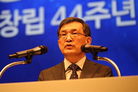 Samsung CEO steps down amidst 'unprecedented crisis' | UK Executive Search Rankings 2017 ...