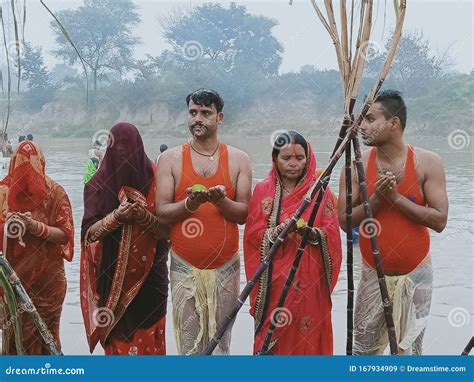 Women and Men Offering To the Sun in Bihar India Editorial Stock Image ...