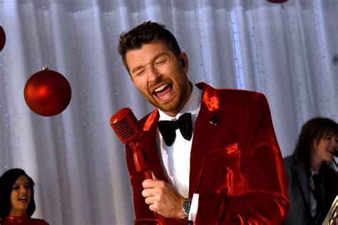 Brett Eldredge to Release Deluxe Version of His Christmas Album