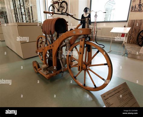 1885 Daimler Petroleum-Reitwagen replica Stock Photo - Alamy