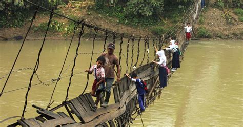 25 Of The Most Dangerous And Unusual Journeys To School In The World ...