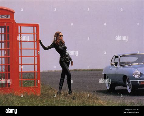 THE AVENGERS 1998 Warner film with Uma Thurman Stock Photo - Alamy