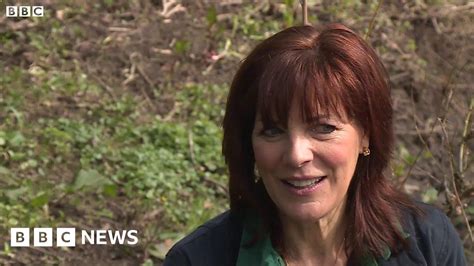 Tyne Tees presenter Pam Royle makes skin cancer plea - BBC News