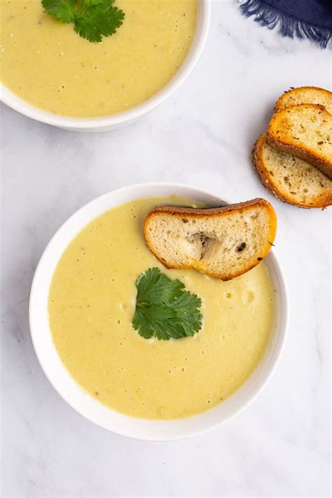 Potato Leek Soup {Vegetarian Recipe} | FeelGoodFoodie