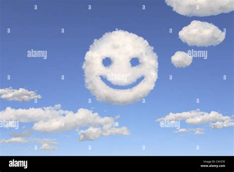 Wolken, geformt wie ein Smiley-Gesicht, Abbildung Stockfotografie - Alamy