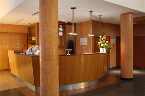 File:Reception, front desk 2 - Paris Opera Cadet Hotel.jpg - Wikimedia Commons