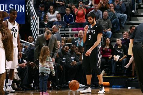 Ricky Rubio Adorably Plays Catch with Little Girl During Stoppage ...