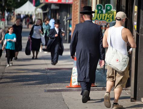 Hasidic Jews in Heavy Dress Bear Up in Summer - The New York Times