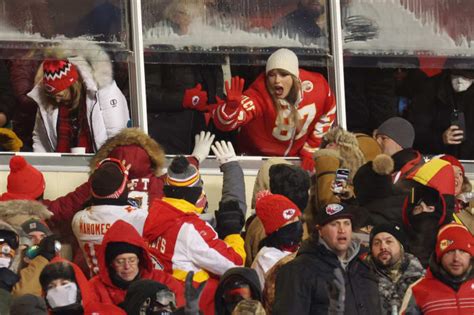 Taylor Swift Gave Away Item Of Clothing To Chiefs Fan On Saturday - The ...