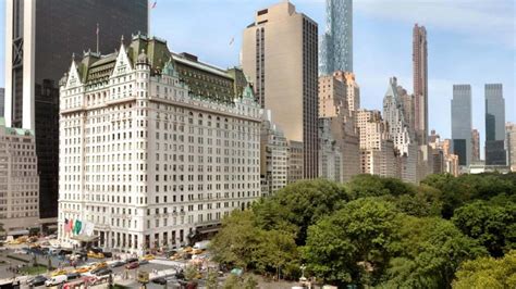 Kevin Allein In New York Hotel Donald Trump - Bilder