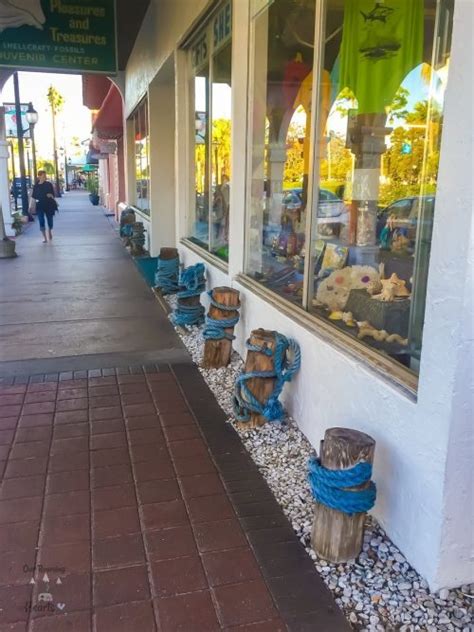 Shopping on Venice Ave in Venice, Florida - Our Roaming Hearts