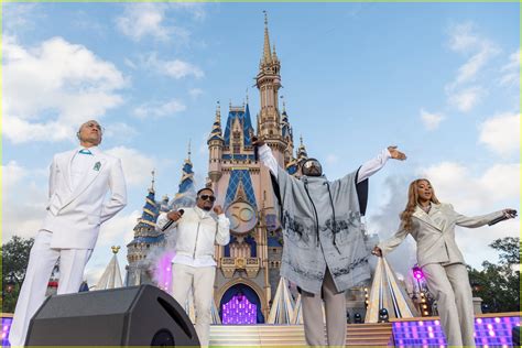 Photo: disney christmas parade 2022 41 | Photo 4875371 | Just Jared