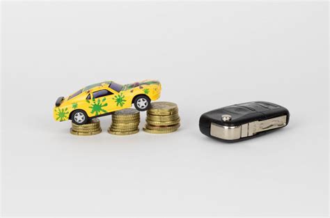 Toy car on coin stack with car keys - Creative Commons Bilder
