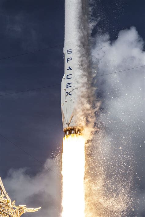 SpaceX follows NASA by publishing images without copyright restrictions | The Verge