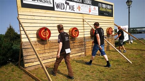 Liverpool, N.S., hosts national axe-throwing championship | CBC News