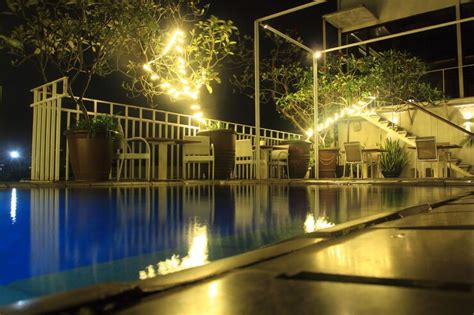 Premium Photo | Rooftop swimming pool at night in low angle