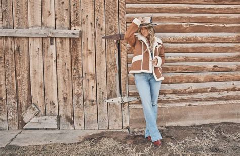 Lainey Wilson Models Fall Fashion For Wrangler: See The Standout Styles ...