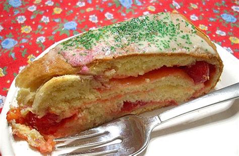 A FRIDGE FULL OF FOOD...: Happy Fat Tuesday! --- King Cake w/cream ...