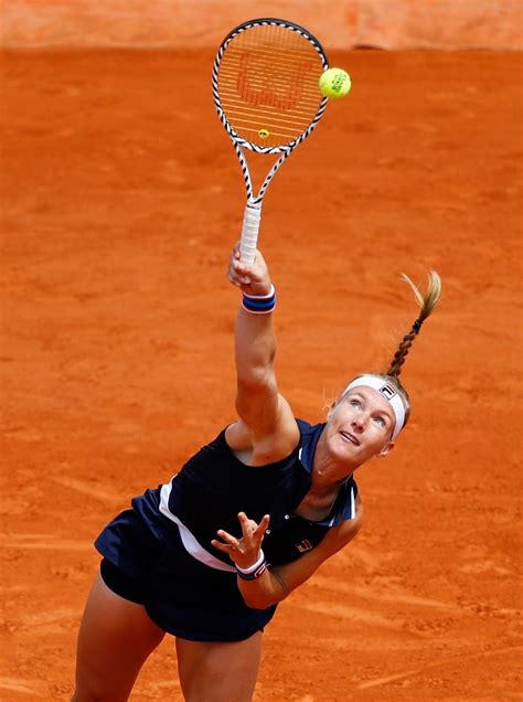 Kiki Bertens overleeft eerste ronde, maar moet nog wennen aan favorietenrol in Parijs | De ...