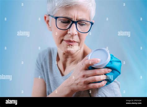 Shoulder pain treatment Stock Photo - Alamy