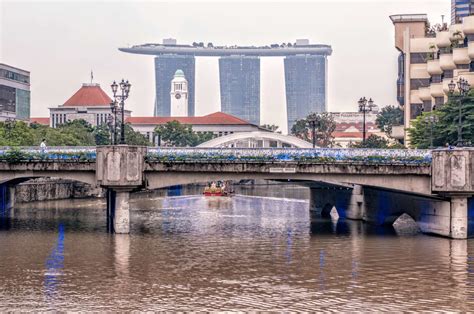 Singapore River Hike - Historic Buildings, Greenery and more.