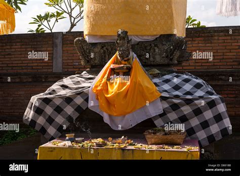 Hindu shrine home hi-res stock photography and images - Alamy