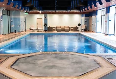 Hotels with Swimming Pool In Bracknell | 247 Airport Ride