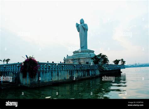 Buddha statue at Hussain Sagar lake, Hyderabad Stock Photo - Alamy