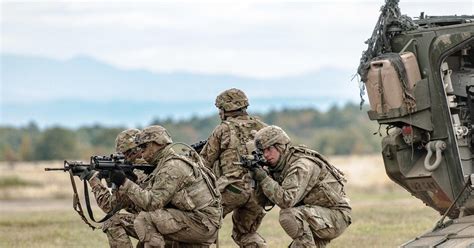 Four women first to graduate from Cav Scout OSUT | Army Times : r/army