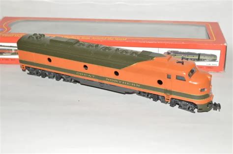 HO SCALE IHC Great Northern Ry EMD E8 A powered passenger locomotive ...