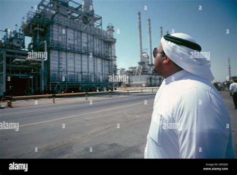 The world's largest oil refinery at Ras Tanura in Saudi Arabia ...