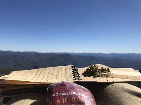 Today’s rolling spot. Spliff life 🤙🏼 : r/handrolling