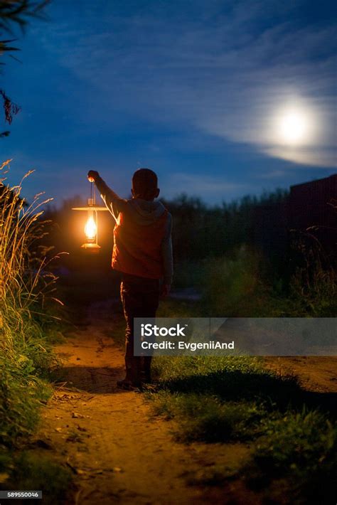 Anak Lakilaki Dengan Lentera Foto Stok - Unduh Gambar Sekarang - Trotoar, Lentera, Peralatan ...