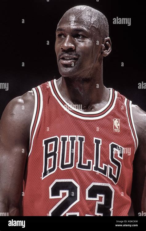 Michael Jordan competing for the NBA Chicago Bulls Stock Photo: 165154861 - Alamy