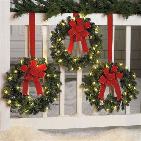 10+ Outdoor Christmas Wreaths For Windows – HOMYRACKS